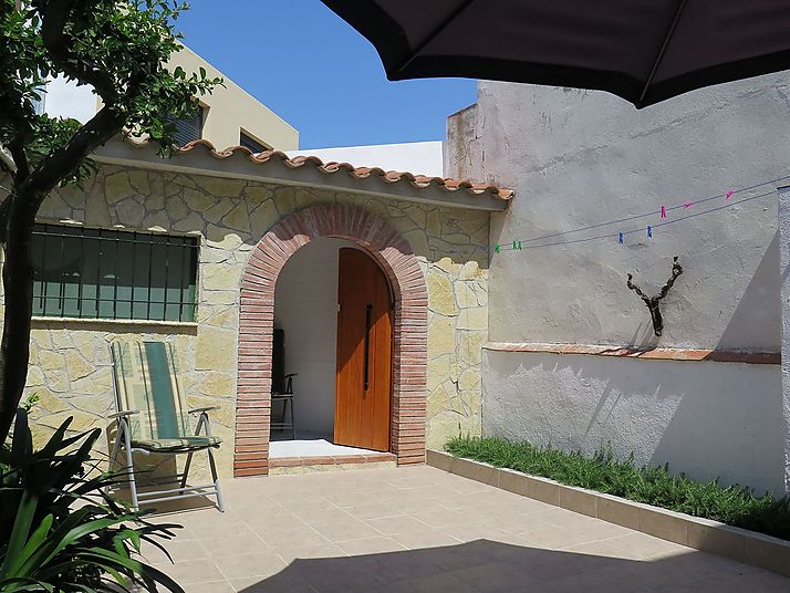 Belle maison jumelée avec cour