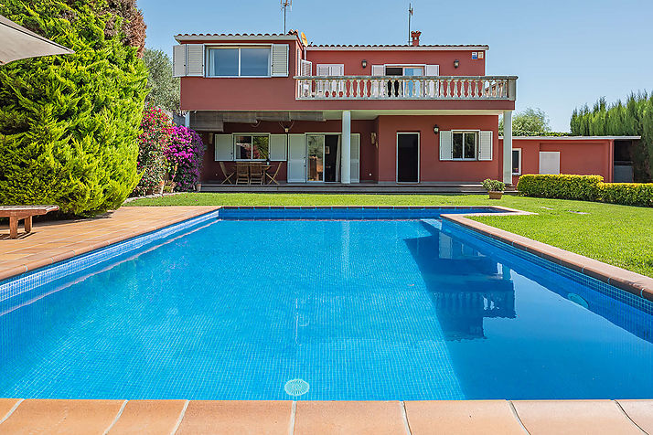 Bonita casa con jardín y piscina y aire acondicionado opcional