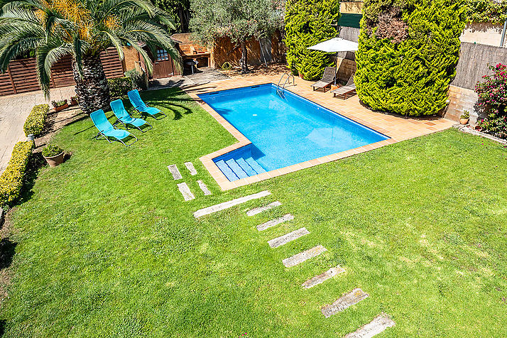 Nice house with garden and pool