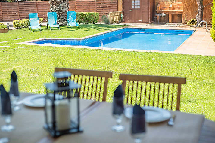 Bonica casa amb jardí i piscina i aire acondicionat opcional