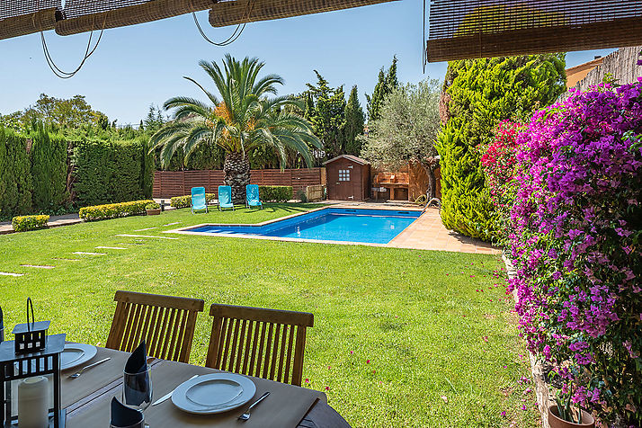 Bonica casa amb jardí i piscina i aire acondicionat opcional