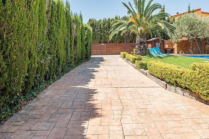 Nice house with garden and pool