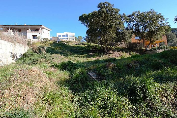 Terrain avec vue sur les montagnes et les cours d'eau