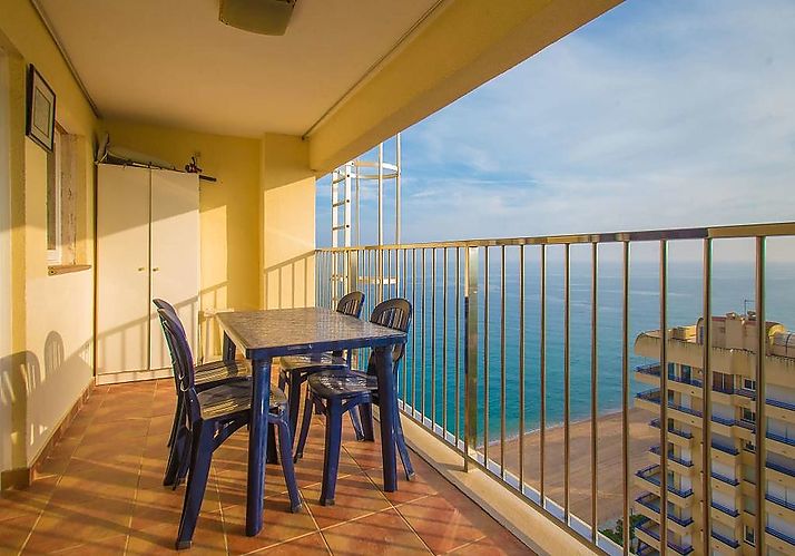 Apartament a primera línia de mar amb vistes panoràmiques
