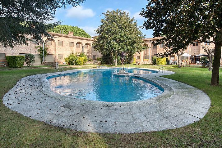 Belle maison jumelée dans un complexe résidentiel avec piscines et jardins