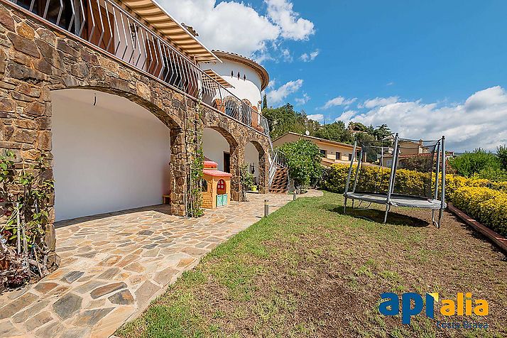 House with views just 3 km from the beach in Calonge.