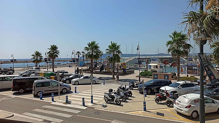 Do you want to wake up in front of the port of l'Estartit?