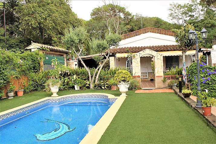 De una sola planta, casa unifamiliar con jardín y piscina