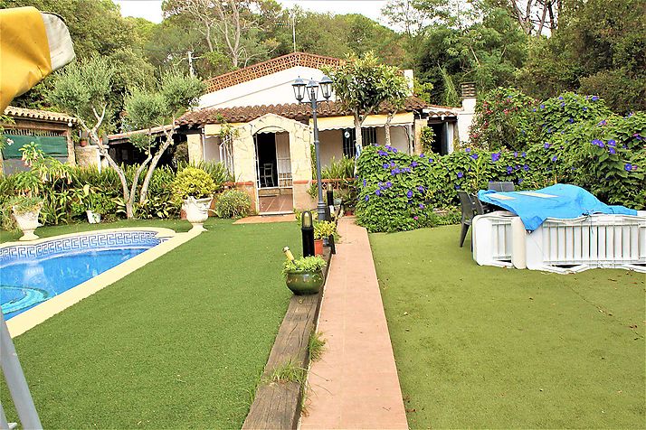 De una sola planta, casa unifamiliar con jardín y piscina