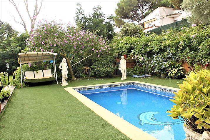 Maison individuelle de plain-pied avec jardin et piscine
