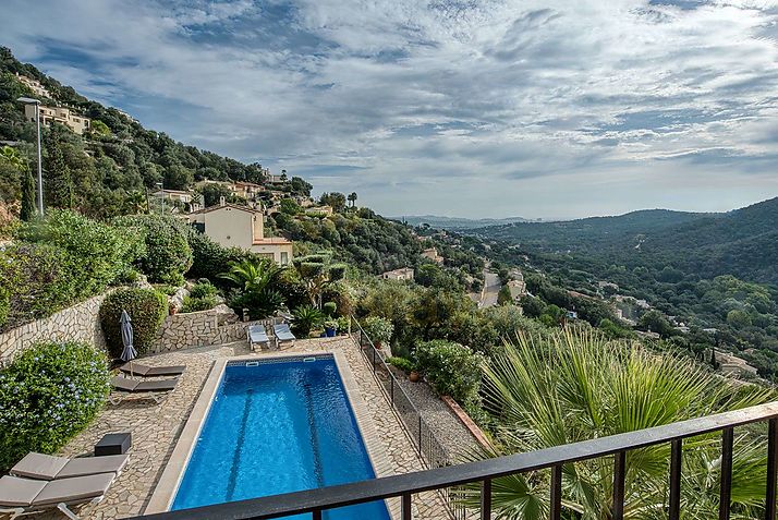 Beautiful villa with pool and views of the sea in Calonge