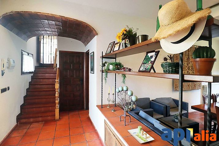 Rustic style house in good urbanization