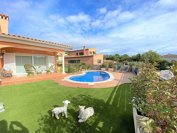 Fantàstica i lluminosa casa d´una sola planta amb jardí i piscina