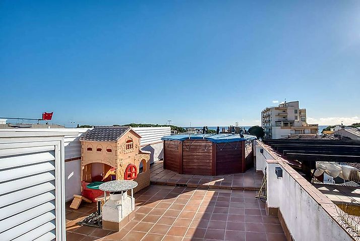 Magnifique penthouse situé à 150 m de la plage et avec terrasses avec vues fabuleuses