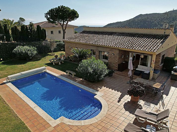 Very well maintained villa with fantastic sea and mountain views