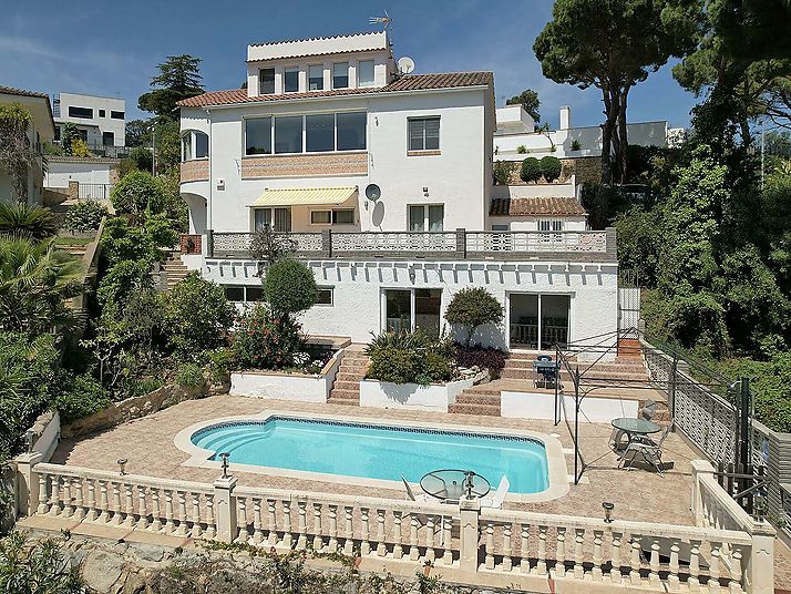 Villa idéale pour les grandes familles avec une intimité totale et des vues sur la mer.