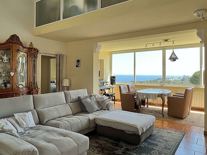 Villa idéale pour les grandes familles avec une intimité totale et des vues sur la mer.