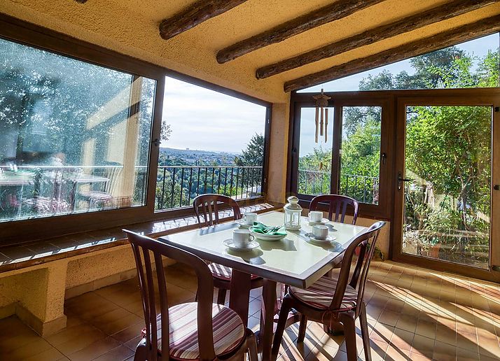 Una grande maison avec un magnifique vue sur la mer