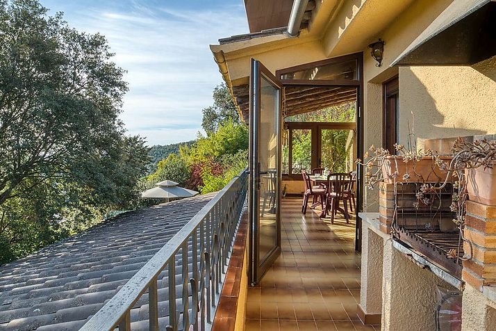 Una grande maison avec un magnifique vue sur la mer