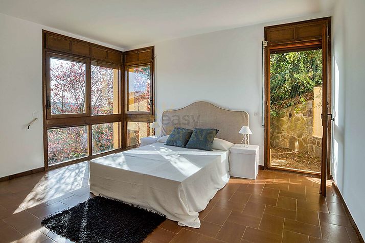 Una grande maison avec un magnifique vue sur la mer