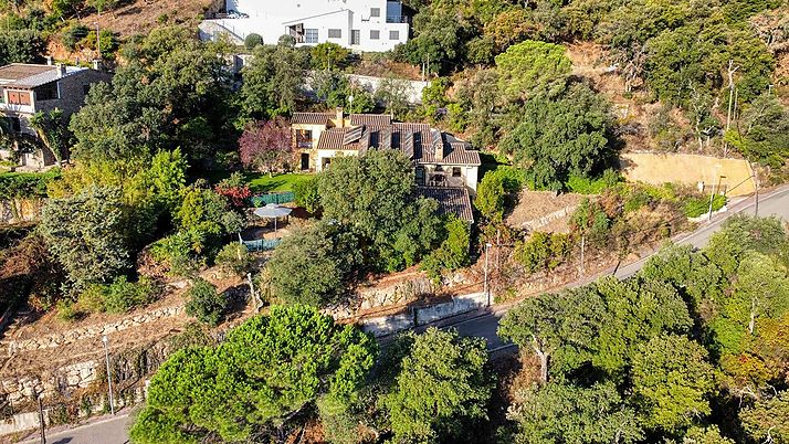 Una grande maison avec un magnifique vue sur la mer