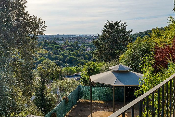Una grande maison avec un magnifique vue sur la mer