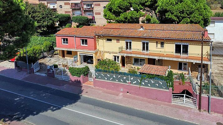 Grande maison avec de grands espaces pour la réforme