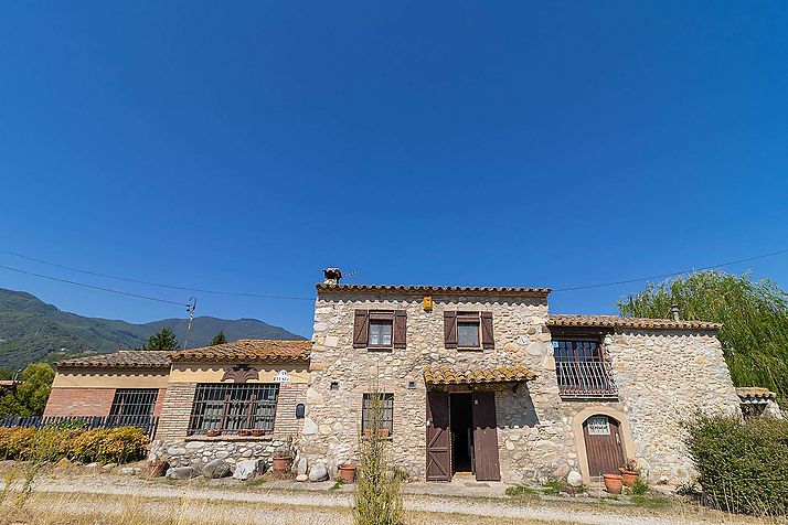 SPECTACULAR FARMHOUSE IN THE SELLERA DE TER EL PASTERAL