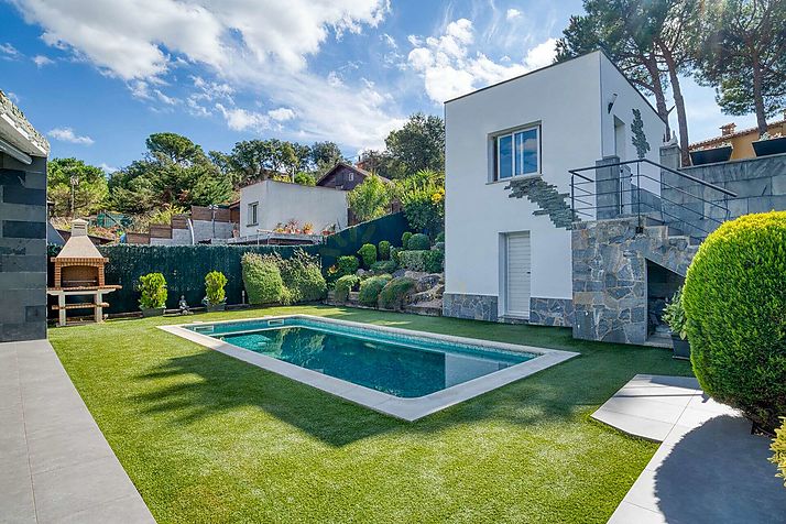 Villa de style contemporain, avec piscine et en parfait état