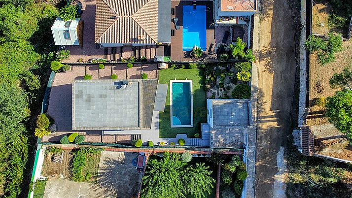 Villa de style contemporain, avec piscine et en parfait état