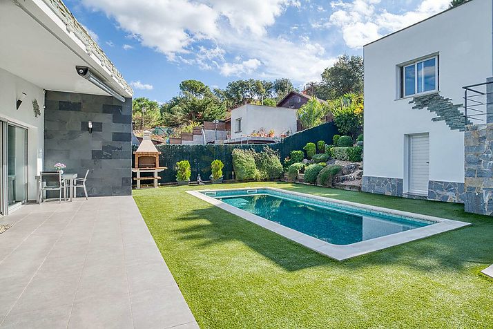 Villa de style contemporain, avec piscine et en parfait état