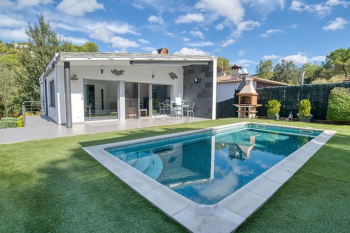 Villa de estilo contemporáneo, con piscina y en perfecto estado