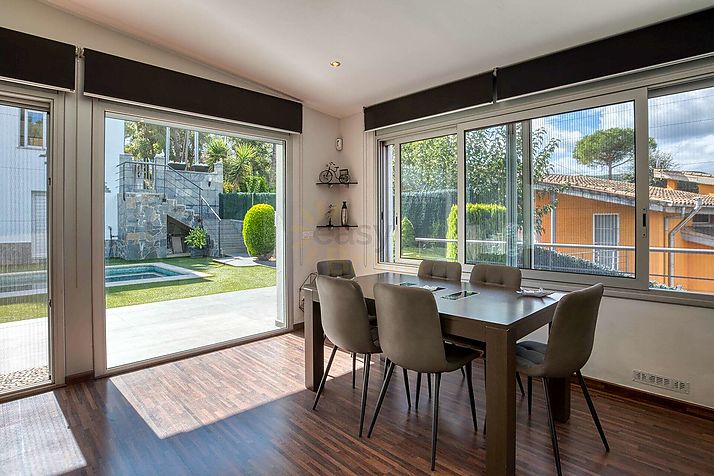 Villa de style contemporain, avec piscine et en parfait état
