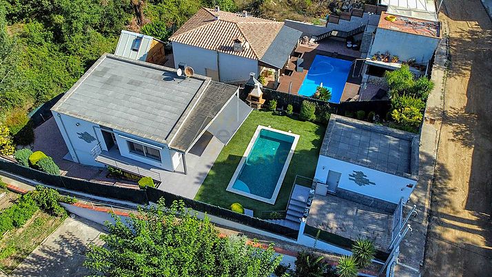 Villa de style contemporain, avec piscine et en parfait état