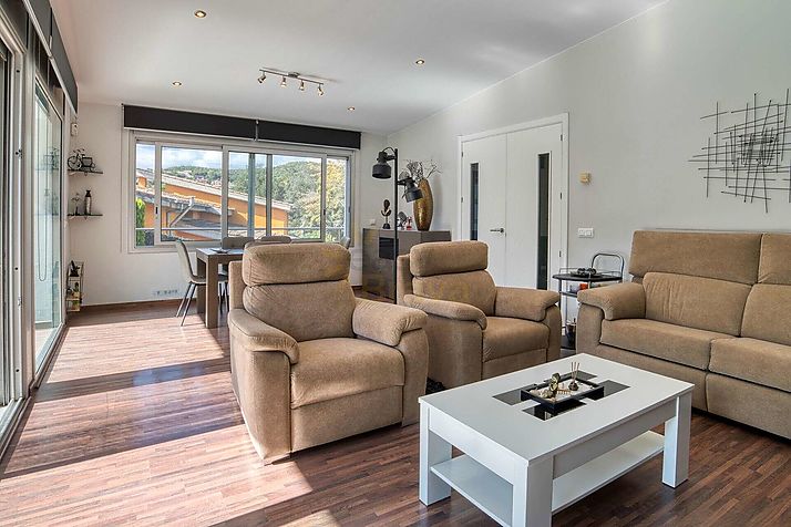 Villa de style contemporain, avec piscine et en parfait état