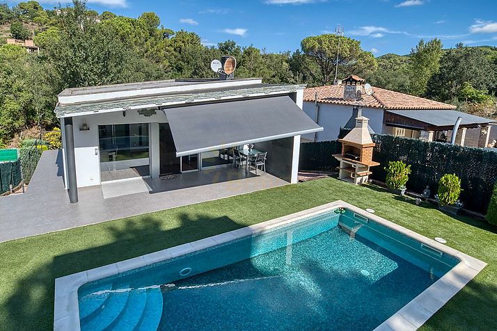 Villa de style contemporain, avec piscine et en parfait état