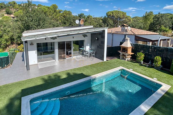 Villa de style contemporain, avec piscine et en parfait état