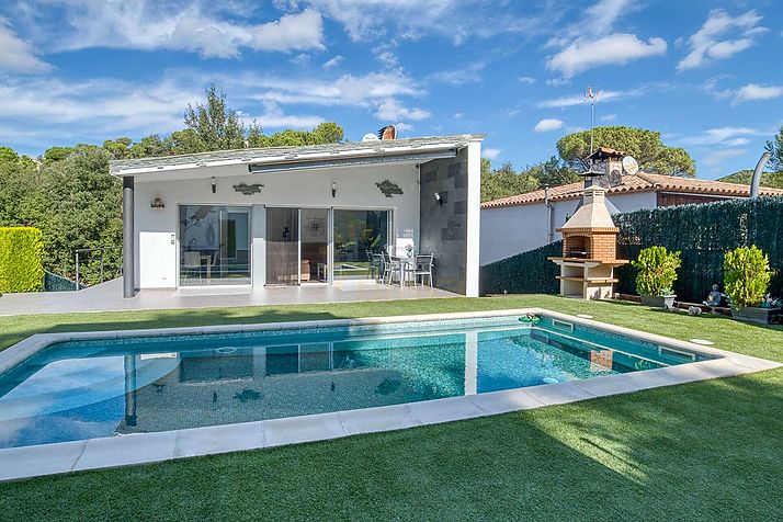Villa de style contemporain, avec piscine et en parfait état