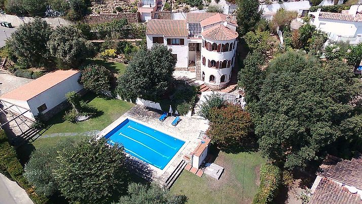 Prächtiger Turm mit Garten und Pool