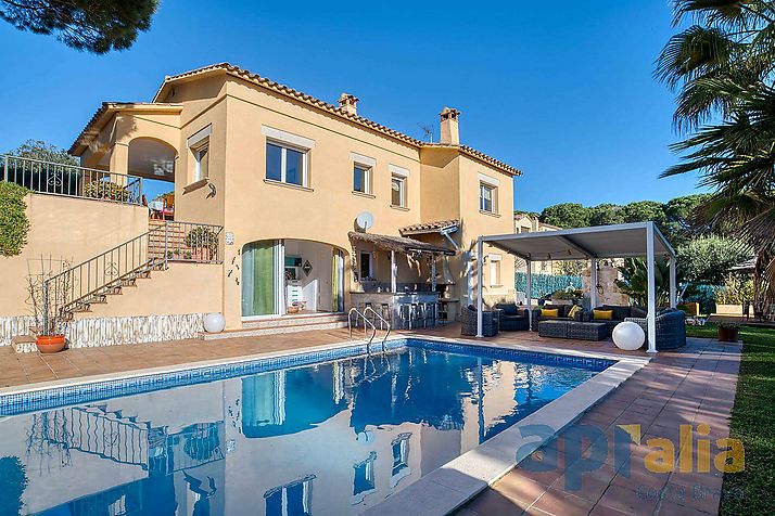 Villa in excellent condition for a quiet lifestyle, at the same time close to all amenities