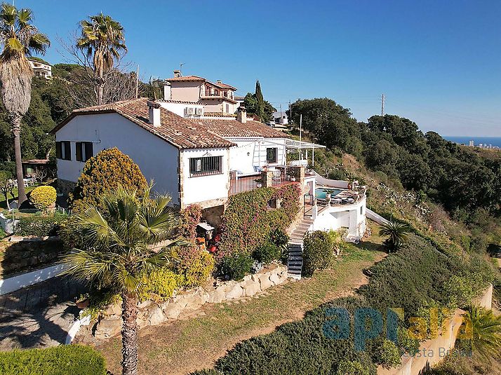 Chalet con vistas al mar y la montaña