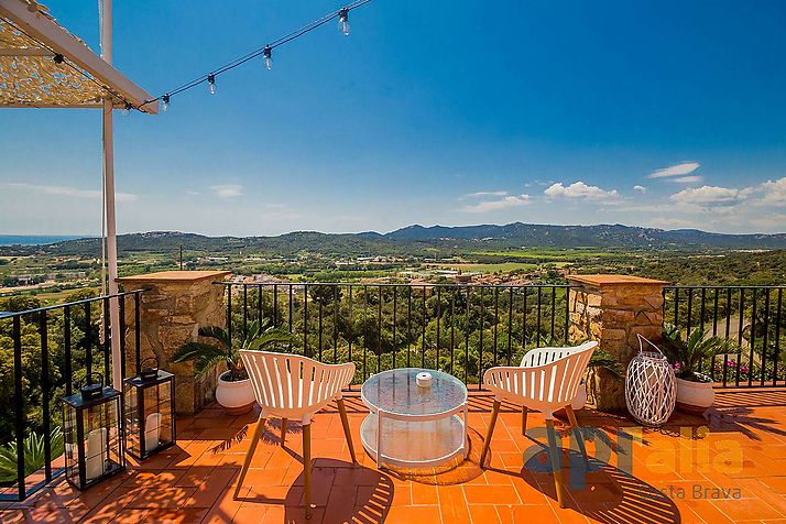 Villa avec vue sur la mer et les montagnes