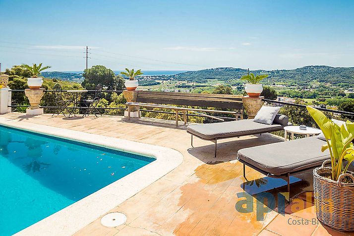 Villa avec vue sur la mer et les montagnes