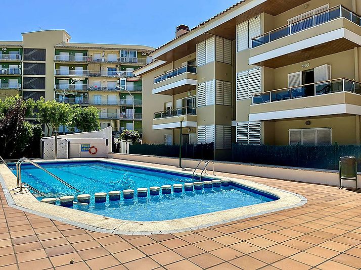 Appartement dans le centre avec piscine et parking