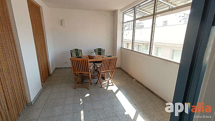 Amplio apartamento situado a 2ª línia de mar