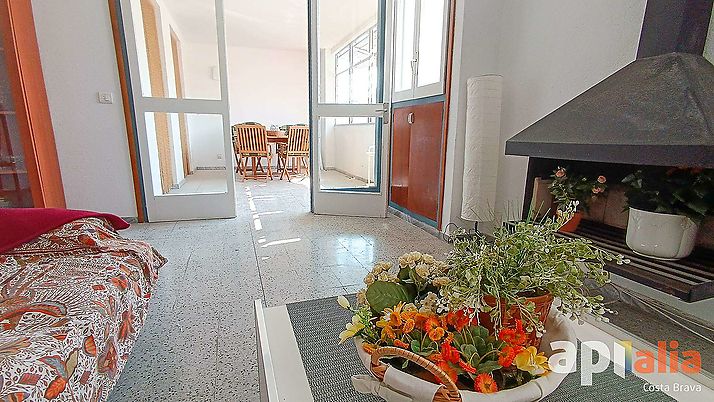 Amplio apartamento situado a 2ª línia de mar