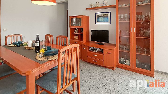 Amplio apartamento situado a 2ª línia de mar