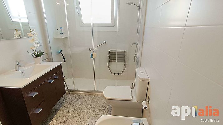 Amplio apartamento situado a 2ª línia de mar