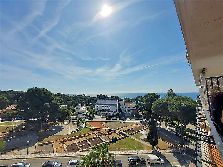 Avec une grande terrasse et proche des plages.