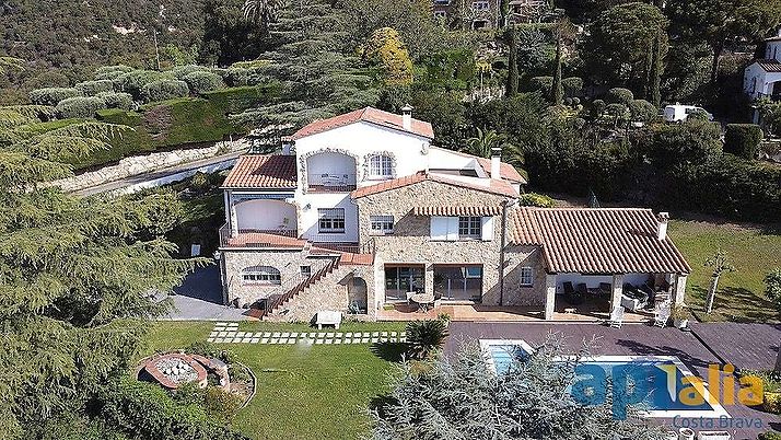 casa amb vistes al mar i la muntanya, amb  piscina